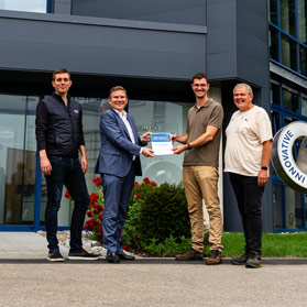 Johannes Demmeler presents the dealer certificate to representatives of Maquet Soudage in front of the DEMMELER headquarters in Heimertingen. Maquet Soudage is the new exclusive DEMMELER sales partner for Luxembourg.