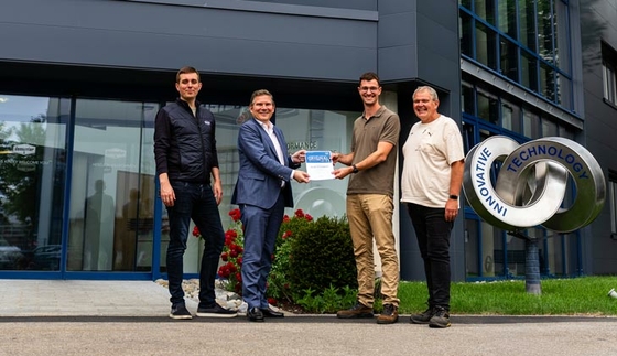 Johannes Demmeler presents the dealer certificate to representatives of Maquet Soudage in front of the DEMMELER headquarters in Heimertingen. Maquet Soudage is the new exclusive DEMMELER sales partner for Luxembourg.