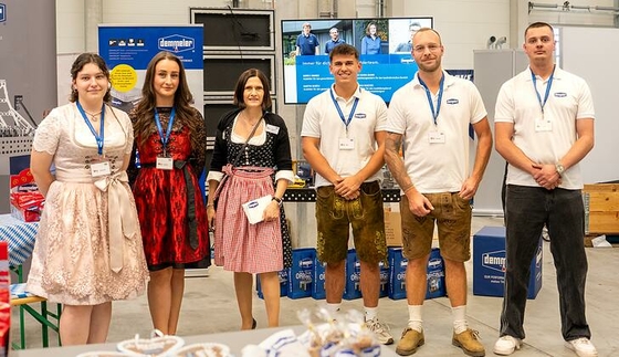 Das DEMMELER-Standteam in Dirndl und Lederhose auf der Azubi-Recruiting-Party 2026 in Ungerhausen