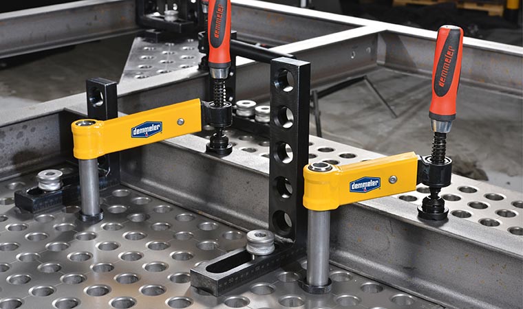 Compensating swing clamp with spindle