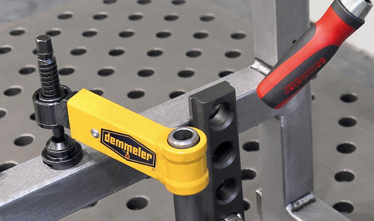 Compensating swing clamp with short boring spindle