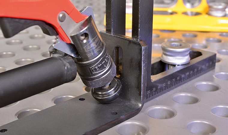 Clamping pad with ball form 