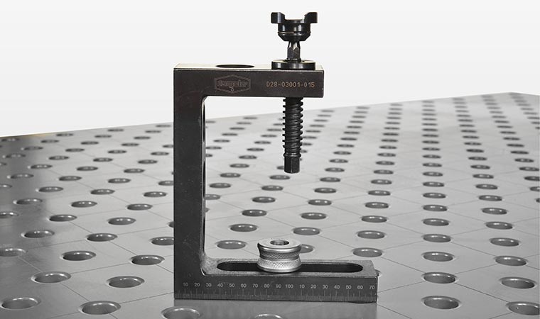 Short boring spindle with bushing and clamping pads