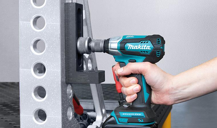 Electric screwdriver with quick-change coupling for the PPC bolt and accessories