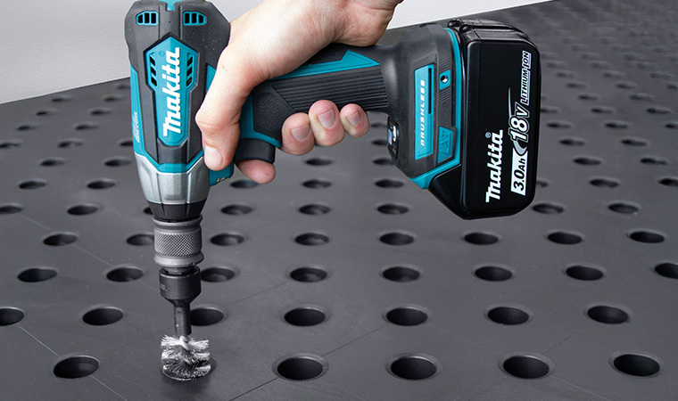 Electric screwdriver with quick-change coupling for the PPC bolt and accessories