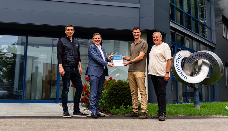 Johannes Demmeler presents the dealer certificate to representatives of Maquet Soudage in front of the DEMMELER headquarters in Heimertingen. Maquet Soudage is the new exclusive DEMMELER sales partner for Luxembourg.